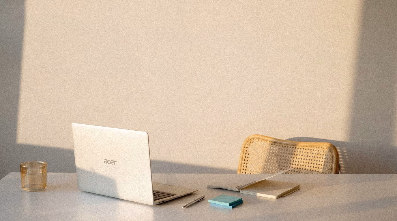 Maira gallardo desk